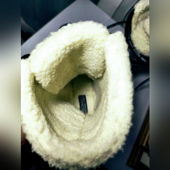 Super comfortable, soft and warm, Michael Kors Faux Shearling-Lined Rain Boots. - Picture 5 of 16